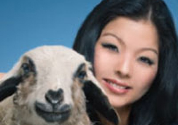 Nominjin Strikes a Pose for New Vegetarian Ad