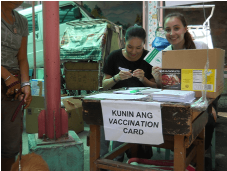 Ashleigh volunteers at the Pasay Pups’ vaccination drive.