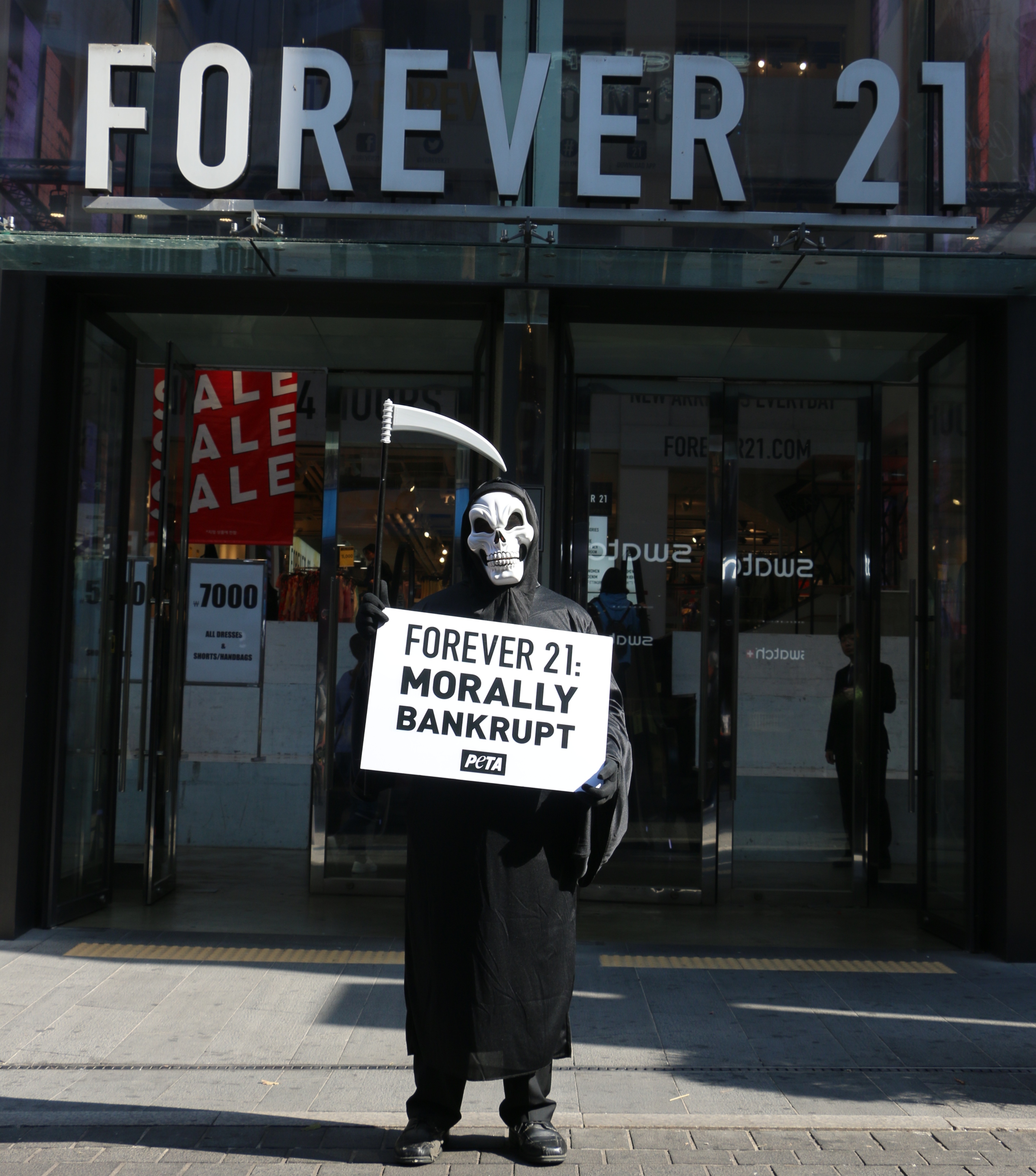 Photos Grim Reaper Haunts Forever 21 In Seoul Tells Company Sheep Suffer For Wool News Peta Asia