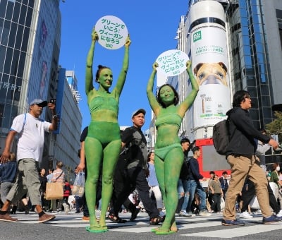 PHOTOS: Painted Green, PETA Activists in Tokyo Fight Climate Change on World Vegan Day
