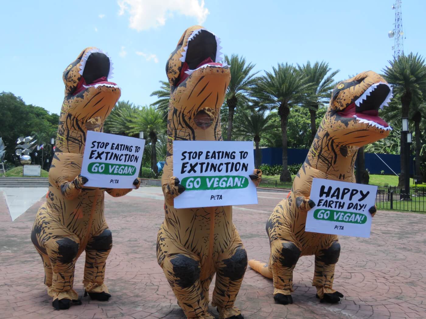 PETA ‘Dinosaurs’ Hit the Streets of Manila to Urge People to Go Vegan